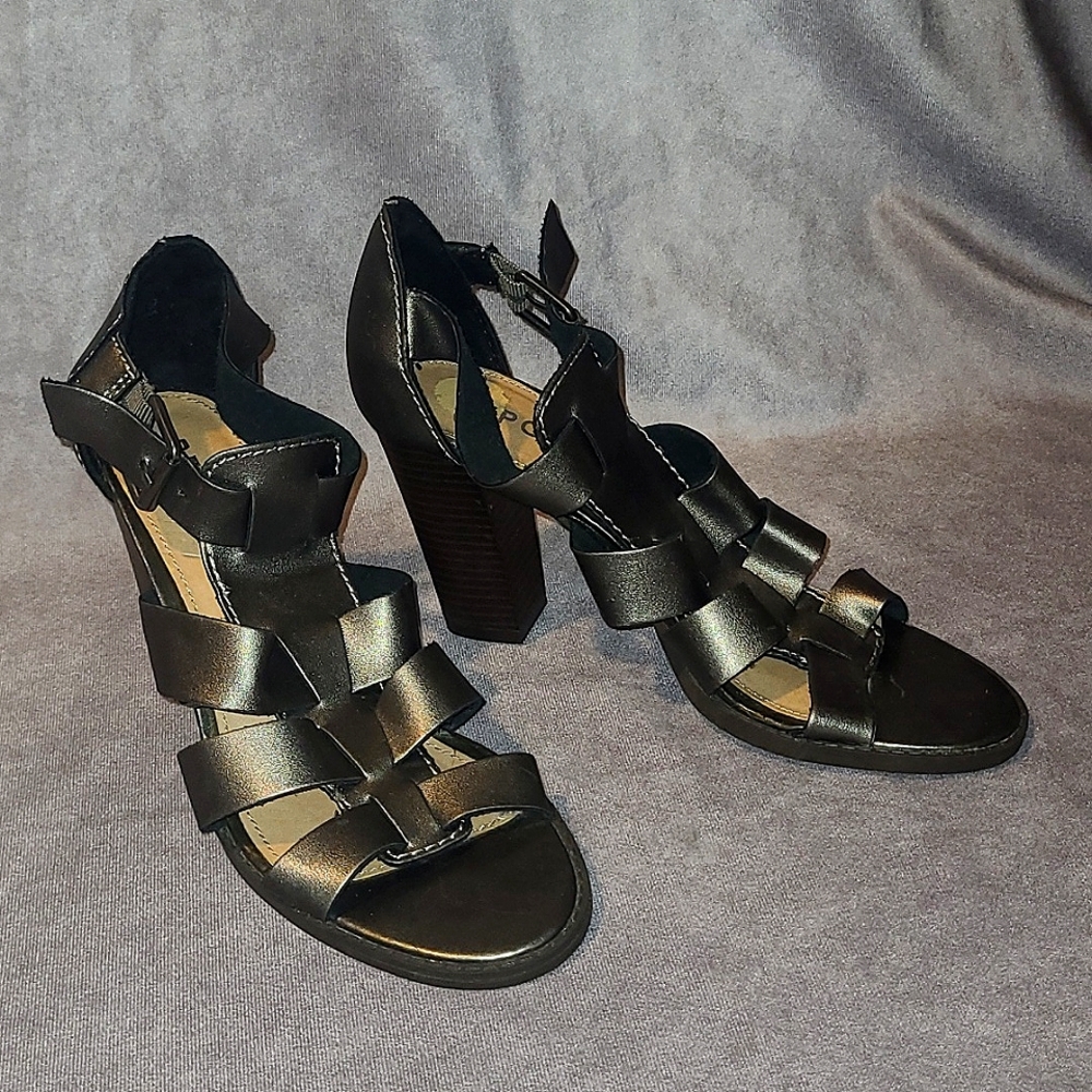 Report Rebecka Heels